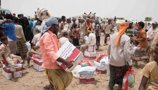 توزيع المساعدات الإنسانية الإماراتية على أهالي الحديدة