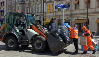 إزالة تلال من القمامة خلفها المحتفلون وراءهم