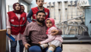 بالصور.. فتاة الـ"كانز" السورية ستتمكن من المشي قريبا