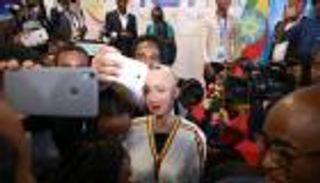 رئيس وزراء إثيوبيا يلتقي الروبوت "صوفيا" في أديس أبابا