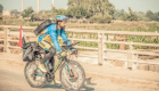 محمد المصري.. رحالة يروج لمعالم بلاده على دراجته