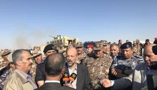 رئيس الوزراء الأردني عمر الرزاز خلال تفقده للحدود مع سوريا