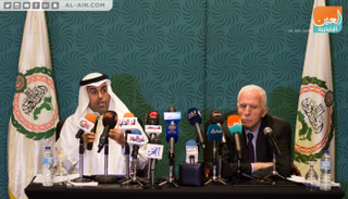 الدكتور مشعل بن فهم السلمي وعزام الأحمد خلال المؤتمر الصحفي