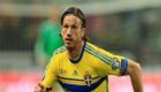 لاعب السويد يحذر زملاءه من موقعة سويسرا