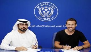 يوهان كاباي خلال التوقيع لنادي النصر