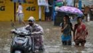 بالصور.. الأمطار الغزيرة تصيب مومباي الهندية بحالة من الفوضى
