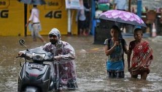 حالة من الفوضى في مومباي بالهند بسبب الأمطار الغزيرة