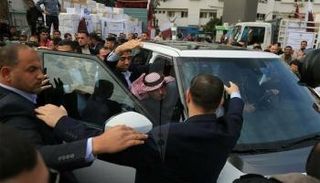 صورة أرشيفية لقذف العمادي بالأحذية في غزة