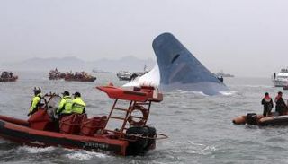 فرق الإنقاذ تبحث عن عشرات الركاب المفقودين - أرشيفية