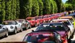 بالصور.. أكبر تجمع لسيارات فيراري "دينو" في التاريخ