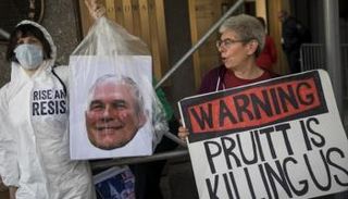 نشطاء غاضبون من سياسات وزير البيئة الأمريكي - أ. ف. ب