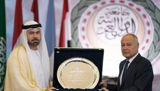 محمد بن عبدالله القرقاوي يتسلم درع التكريم من أحمد أبو الغيط