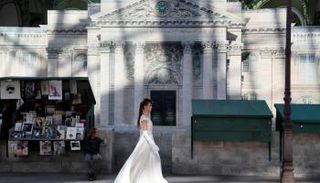 مجموعة شانيل الجديدة تحتفي بمعالم باريسية شهيرة 