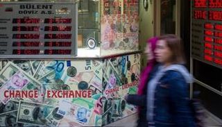 شاشة توضح أسعار صرف الليرة في مكتب صرافة بإسطنبول