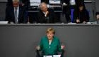 ألمانيا.. ميركل ووزيرة الدفاع تتعهدان بزيادة الإنفاق العسكري‎‎