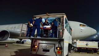 وصول 74 جريحا يمنيا ومرافقيهم إلى الهند لتلقي العلاج على نفقة الإمارات