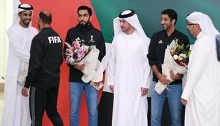 طاقم التحكيم الإماراتي بعد الوصول