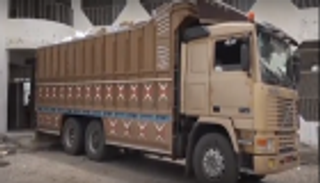 الهلال الأحمر الإماراتي يوزع مساعدات غذائية في لحج اليمنية