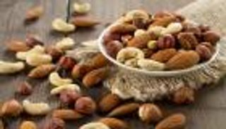 المكسرات يوميا تحسن خصوبة الرجال