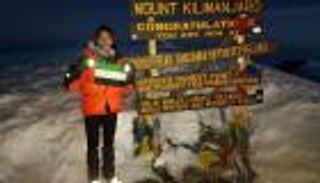 سيف صالح الشنار أصغر إماراتي يعتلي قمة كليمنجارو 