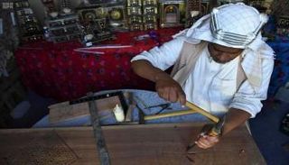 ٧٦ حرفيا يعرضون الموروث التراثي للسعودية بسوق عكاظ