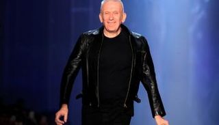 جوتييه يشعل أسبوع الموضة في باريس بأزياء تتطاير كدخان في الهواء