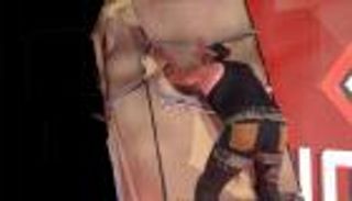 برون سترومان يحبس كيفين أوينز داخل صندوق ويدمره