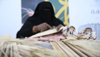 سوق عكاظ يتيح لزواره تعلم المصنوعات اليدوية