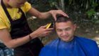 بالصور.. الطعام والحلاقة والتدليك.. خدمات تحظى بها أسر "أطفال الكهف" في تايلاند