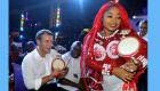 الرئيس الفرنسي يقرع الطبول الأفريقية ويرقص على أنغام الجاز