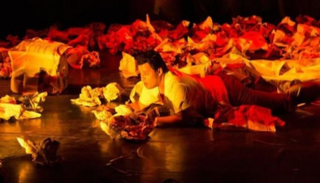 مشهد من مسرحية "صفحة أولى" السعودية