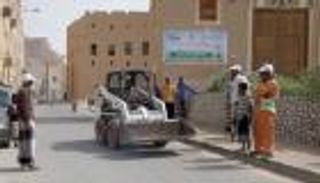 الهلال الأحمر الإماراتي يدشن حملة نظافة بمديرية تريم في حضرموت