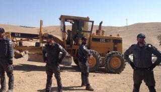 عناصر من الاحتلال في منطقة الخان الأحمر