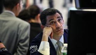 تاجر يتابع تراجع المؤشرات في بورصة نيويورك على وقع نذر الحرب