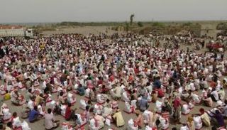 توزيع 2000 سلة غذائية على أهالي منطقة المتينة بمديرية التحيتا