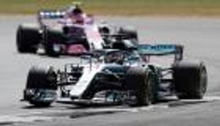 هاميلتون يتصدر التجارب الأولى في سيلفرستون 