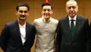 بيرهوف: كان يجب استبعاد أوزيل من ألمانيا بسبب صورة أردوغان