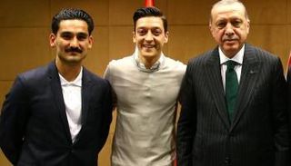 صورة أوزيل وجندوجان المثيرة للجدل