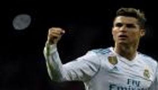 رونالدو يهرب من حسم مستقبله بإجازة يونانية