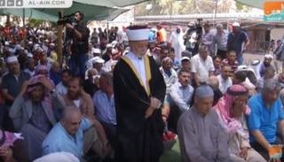 فلسطينيون يؤدون الصلاة في الخان الأحمر