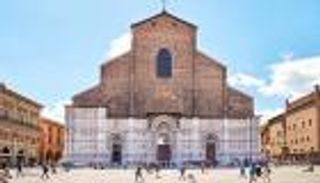 بالصور.. جولة في شوارع بولونيا "مدينة المثقفين" الإيطالية