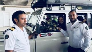 موظفو الجمارك بميناء ضباء يستقبلون سيدة بريطانية بالورود