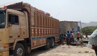 الهلال الأحمر الإماراتي يوزع 500 سلة غذائية في مديرية القبيطة