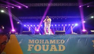 الفنان محمد فؤاد في أولى حفلاته هذا الصيف