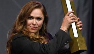 روندا راوزي تحمل كأس تكريمها