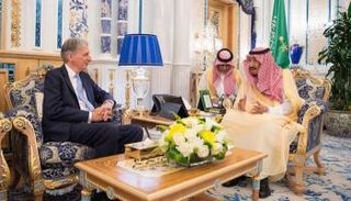 جانب من لقاء الملك سلمان ووزير الخزانة البريطاني