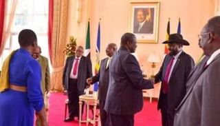مصافحة بين فرقاء الجنوب في حضور البشير وموسيفيني بكمبالا