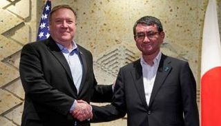 بومبيو ونظيره الياباني تارو كونو في طوكيو - رويترز