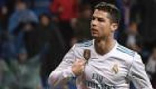 الكشف عن قيمة "عمولة" وكيل رونالدو في صفقة انتقاله ليوفنتوس