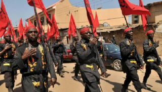 عرض عسكري لمليشيات نيجيرية